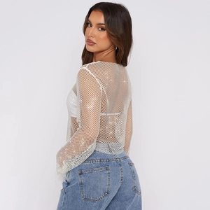 Haut blanc en maille à manches longues avec poignets en plumes, vue arrière du modèle