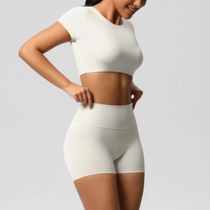 Détail de l'ensemble de yoga sans couture avec haut court crème et short taille haute