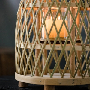 Lanterna in bambù intrecciato con portacandele e luce calda per decorazioni di casa e giardino