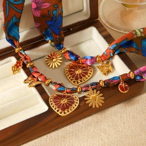Ensemble collier foulard en soie bohème avec pendentifs papillon et cœur dorés