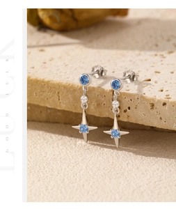 Macro de boucles d'oreilles étoile en argent S925 avec zircons bleus sur pierre naturelle