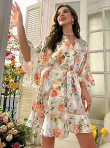Détail d'un peignoir en satin à fleurs avec ourlets à volants et une ceinture assortie