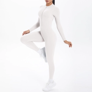 Detailansicht des langärmeligen weißen Yoga-Jumpsuits mit Frontreißverschluss und Passform