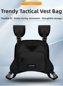 Detailansicht der schwarzen taktischen Brusttasche, Streetwear Utility Weste mit Schnalle.