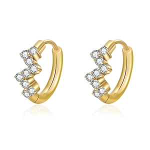 Boucles d'oreilles dorées avec deux rangées de zircons ondulées sur fond blanc élégant