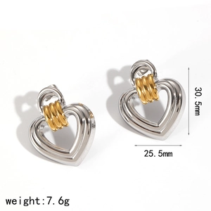 Vue détaillée de boucles d'oreilles cœur bicolores avec dimensions 30,5mm x 25,5mm et 7,6g