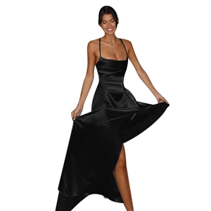 Détail d'une robe de soirée en satin noir avec buste plissé et fente haute sexy