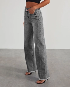 Détail du jean large taille haute gris avec ourlet brut et texture denim délavé vintage
