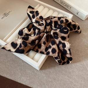 Gros plan d'un chouchou léopard sur une boîte à bijoux avec fond de livre vintage