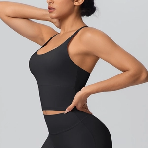 Vue latérale du soutien-gorge de sport dos croisé et leggings de yoga noirs