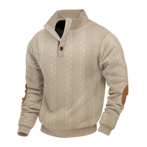 Nahaufnahme beige Strickpullover mit klassischen braunen Ellenbogen-Patches aus Wildleder
