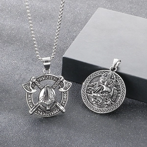 Collier Viking nordique avec pendentif hache d'Odin en acier et finition argentée