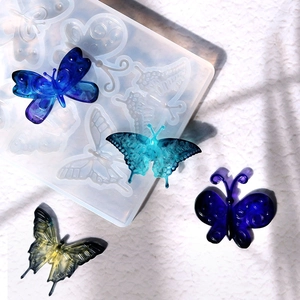 Détail de moules papillon en silicone et figurines en résine aux finitions précises