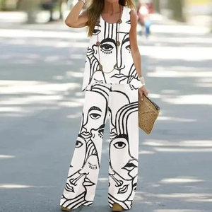 Détail de l'ensemble deux pièces blanc avec imprimé visage abstrait et pantalon large