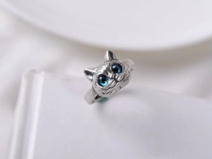 Makroaufnahme von Vintage Silber Katzenring mit blauen Augen und Antik-Finish