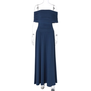 Detailansicht des schulterfreien Ausschnitts und der Falten am dunkelblauen Maxikleid