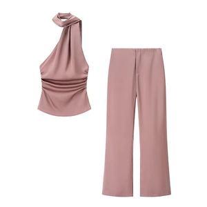 Damen-Set aus Satin mit Neckholder-Top und weiter Hose in elegantem Altrosa-Ton