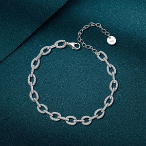 Bracelet chaîne en argent 925 avec diamants micro-pavés sur fond vert foncé texturé