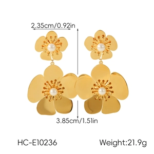 Macro shot of double-layered gold flower earrings with white pearls and dimensions
