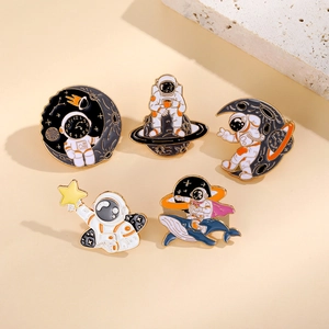 Lot de 5 broches émaillées astronaute avec baleine et lune sur fond beige élégant