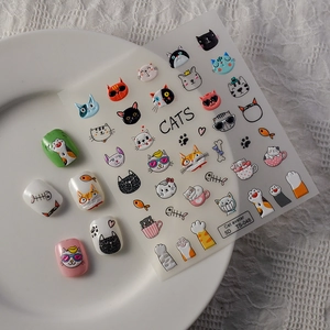 Gros plan d'autocollants 5D pour ongles chat appliqués sur divers ongles colorés
