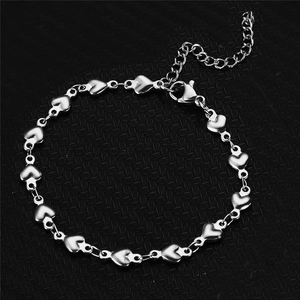 Bracelet élégant à maillons de cœur en acier inoxydable argenté avec fermoir mousqueton