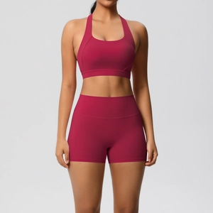 Detailansicht der Magenta-Yoga-Shorts mit hoher Taille und nahtloser elastischer Textur