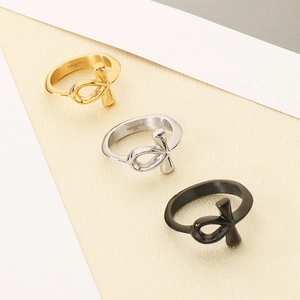 Dettagli degli anelli con intaglio a croce in oro, argento e nero in acciaio inox 316L