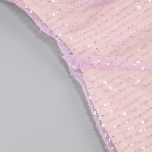 Détail du tissu en maille lavande avec paillettes argentées scintillantes et broderies
