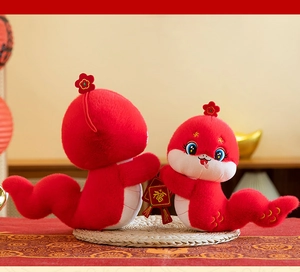 Primer plano detallado de peluches de serpiente roja para el año del zodiaco 2025