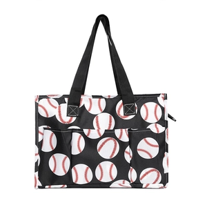 Dettaglio della borsa tote in tela con stampa baseball con tasche anteriori e cerniere