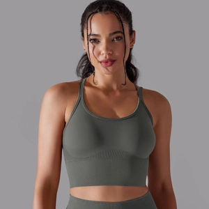Détail d'un soutien-gorge de sport sans couture vert foncé avec bande côtelée et tissu mat