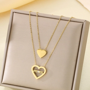 Détail du collier double couche plaqué or 18 carats avec lettrage mom et pendentif cœur