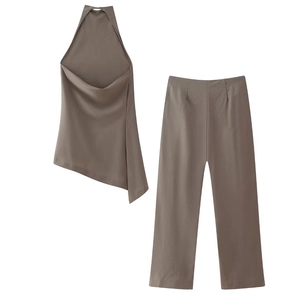 Détail du haut dos nu minimaliste et du pantalon large à taille haute en brun neutre