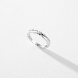 Minimalistischer s925 Silberring mit funkelnden Kristallen im Eternity-Design
