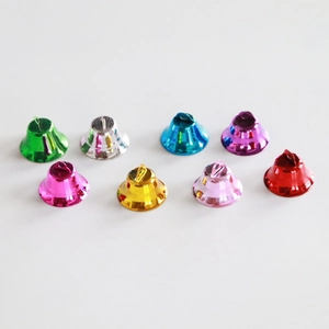 Lot de huit clochettes colorées de 2,1 cm en métal brillant sur fond blanc pur