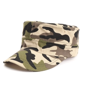 Detail van klassieke jungle camouflage cadet cap met versterkte naden en gebogen klep