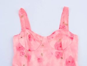 Dettaglio dell'abito in chiffon rosa floreale con coppe e delicati motivi a rose