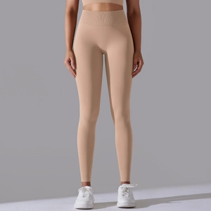Detail der nahtlosen High-Waist Kompressions-Yoga-Leggings in Hautfarbe