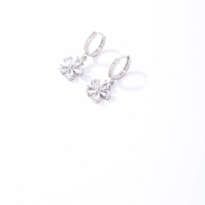 Détail de boucles d'oreilles fleur en argent avec strass brillants et pétales en zircon