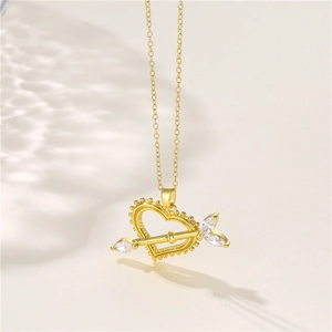 Collana dorata in acciaio inossidabile con ciondolo a cuore e freccia e zirconi lucenti