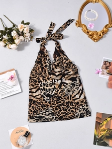 Plano detalle de top halter con estampado de leopardo, tiras cruzadas y decoración retro