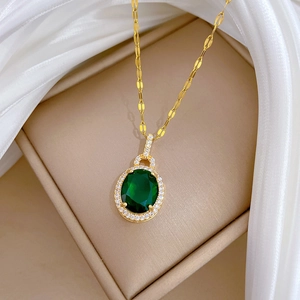 Collier en titane doré avec pendentif ovale en pierre verte et cristaux blancs