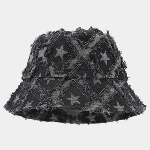 Détail montrant les bords effilochés et le motif étoile du bob en jean vintage