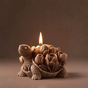 Realistische Schildkrötenkerze mit Tulpendesign und heller Flamme auf dunklem Grund