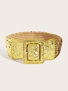 Détail de la large ceinture élastique à paillettes dorées avec boucle carrée brillante