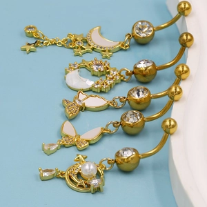 Detail von goldenen Bauchnabelpiercings mit Mond Schmetterling und Zirkonia