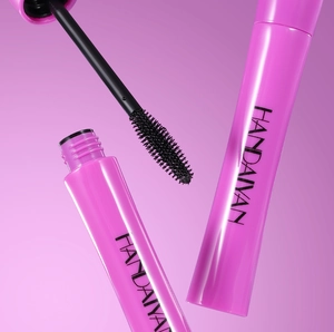 Detaillierte Nahaufnahme von pinker Wimpernbürste mit Mascara, zeigt reiche Textur und Borsten.