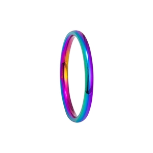 Makro-Detail des 2mm Regenbogen-Titanstahl-Rings mit glattem Finish und metallischem Glanz