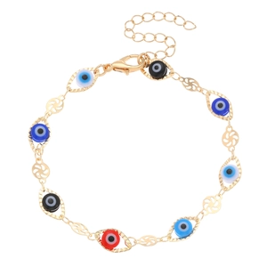 Bracelet chaîne dorée avec charmes Evil Eye colorés et fermoir mousqueton réglable